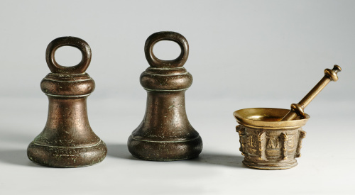 Pareja de pesas en bronce marcadas con el  anagrama de Isab