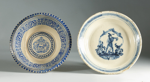 Plato en cerámica esmaltada en azul de cobalto con una figu
