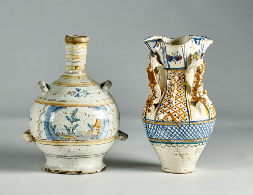 Jarro de cerámica esmaltada con decoración en ocre y mangan
