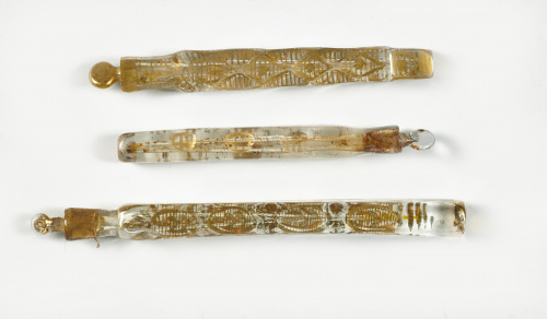 Tres esencieros de cristal con decoraciones doradas, La Gr