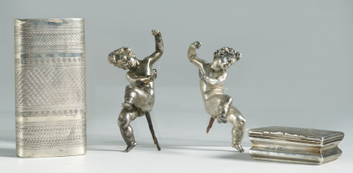 Pareja de angelitos en plata, S. XVII.