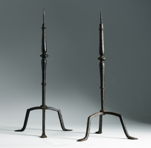 Pareja de hacheros de hierro forjado, apoyan sobre pies de 