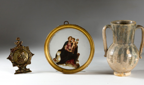 Virgen con niño, óleo sobre espejo en marco de bronce. Tra