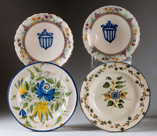 Pareja de platos de cerámica esmaltada con orla decorativa 