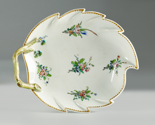 Entremesera de pasta tierna, con forma de hoja y decorada c