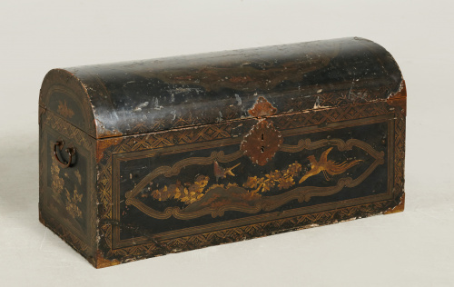 Arca Namban con soporte de madera lacada y dorada.Japón, é
