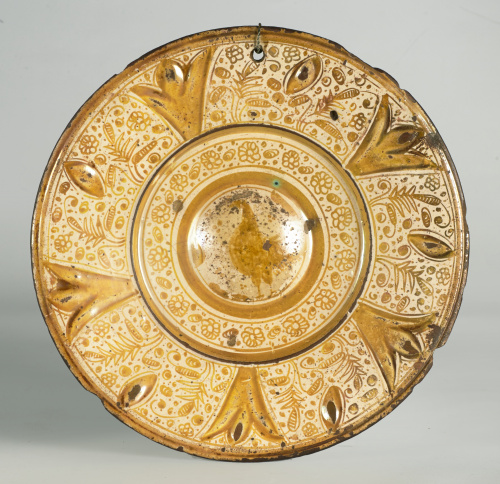 Plato de cerámica esmaltada en reflejo metálico amarillento