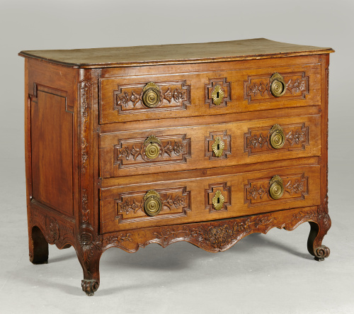 Cómoda de madera de nogal tallado.Trabajo francés, S. XVIII