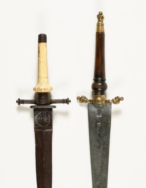 Puñal de taco o bota Carlos IV con puño de marfil y hierro,