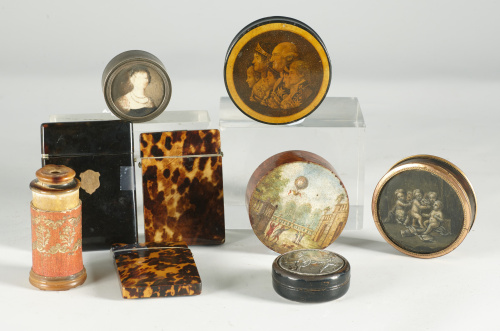 Anteojo de cuero gofrado, dorado y carey.Trabajo español.,