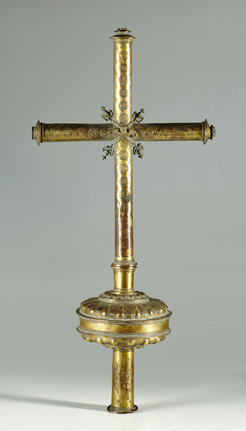 Cruz procesional de cobre cincelado y dorado, S. XVI