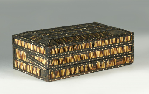 Escritorio de viaje, en madera de ébano, marfil policromado