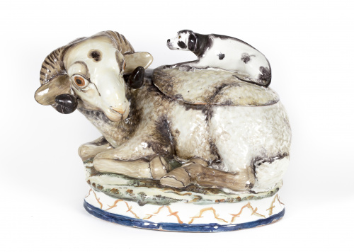 Terrina modelada en forma de carnero con un perro en la tap