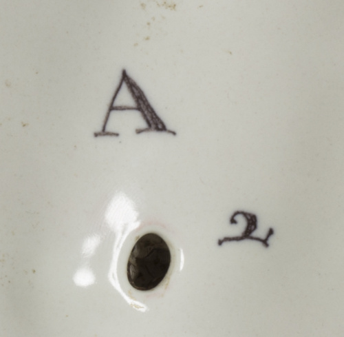 Terrina modelada en forma de carnero con un perro en la tap