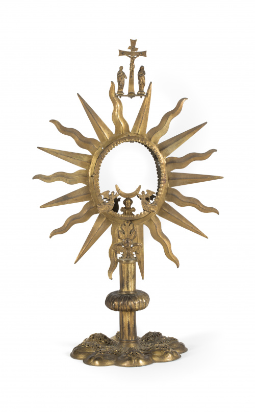 Custodia de sol de metal dorado con pie polilobulado y apli