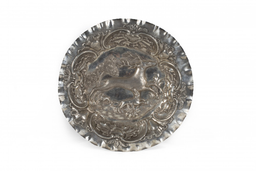 Plato de plata repujada, con ciervo, atacado por un perro e