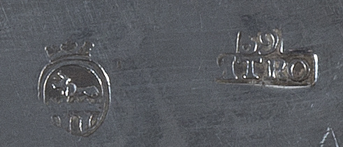 Plato de plata repujada, con ciervo, atacado por un perro e