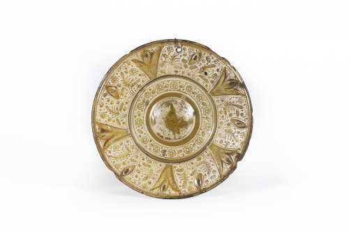Plato con umbo de cerámica esmaltada en reflejo dorado, con