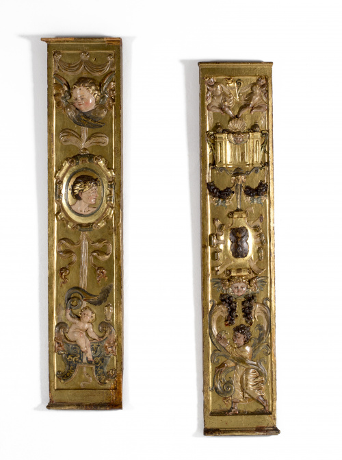 Pareja de pilastras de retablo con grutescos de madera de p