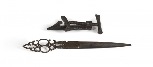 Tijeras de hierro forjado con inscripción ilegible.Albacet