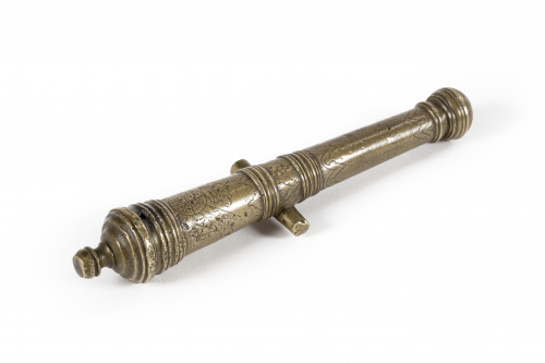 Cañón bronce escudo con triunfos inciso de Carlos III.espa