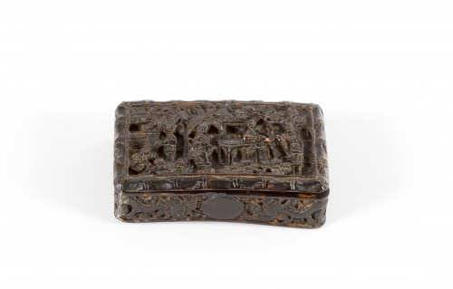 Caja de carey tallado con una escena de la vida cotidiana y