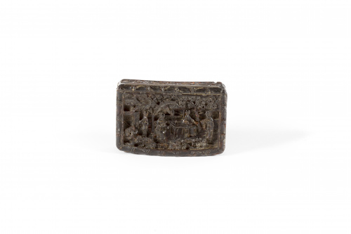 Caja de carey tallado con una escena de la vida cotidiana y