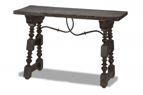 Bufete en madera de nogal con fiadores y refuerzos de hierr