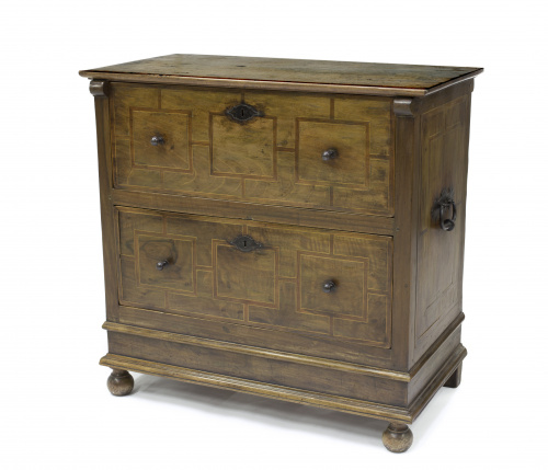 Taquillón en madera de nogal y fileteado en boj con tirador