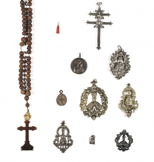 Higa de coral y oro con forma de mano, S. XIX.