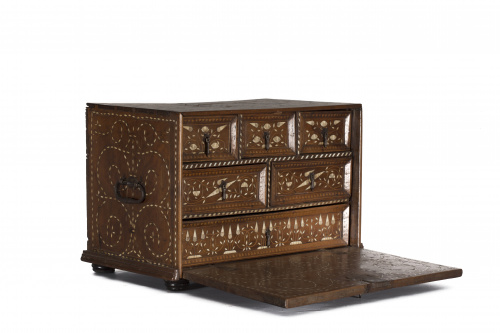 Escritorio de taracea plateresca en madera de nogal y hueso