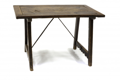 Bufete en madera de nogal con fiadores rectos de hierro.Ca