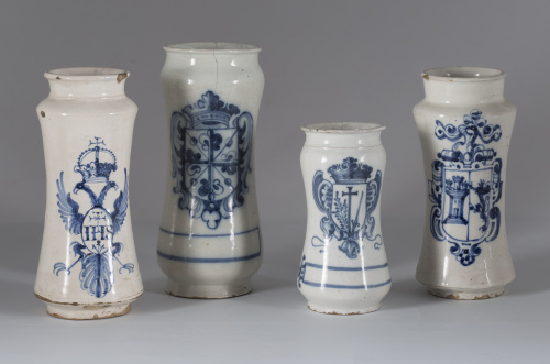 Bote de cerámica esmaltada en azul de cobalto con el escudo