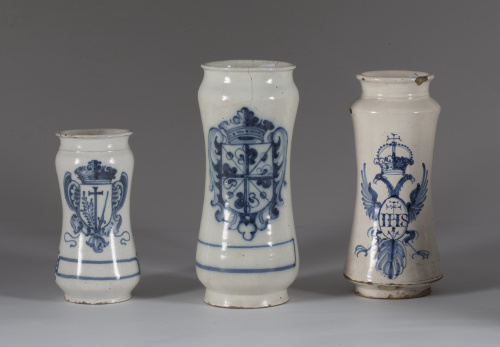 Bote de cerámica esmaltada en azul de cobalto con el escudo