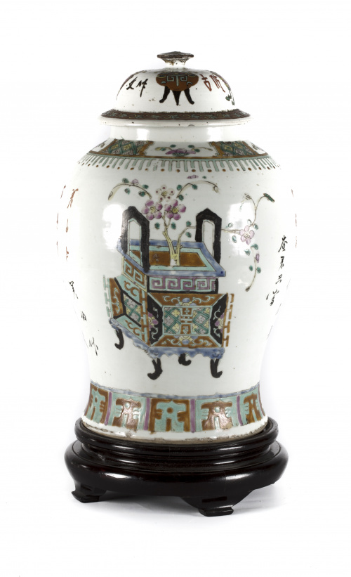 Tibor en porcelana con decoración de jarrón y ramas de alme