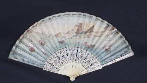 Abanico con país litografiado decorado con escena histórica