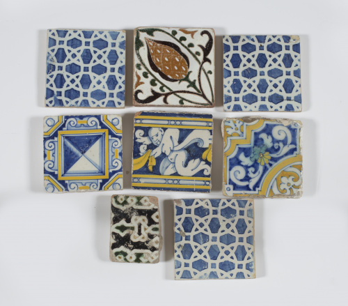 Lote de ocho azulejos de cerámica esmaltada, tres con decor