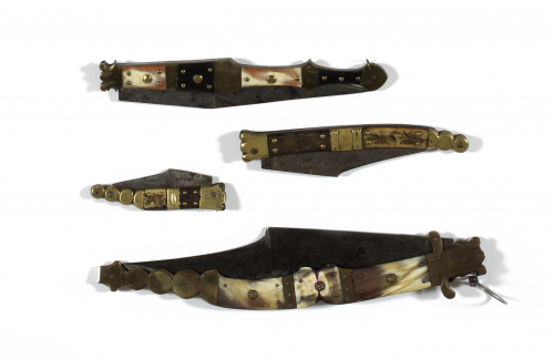 Lote de cuatro navajas de hueso y metal, de diferentes proc