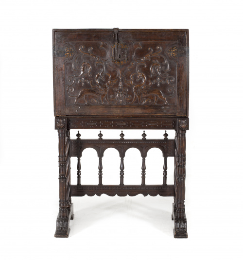 Escritorio renacentista de talla plateresca y figurada, en 