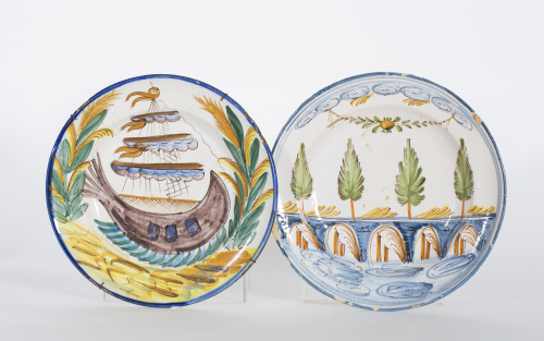 Dos platos de cerámica esmaltada, uno con un puente y otro 
