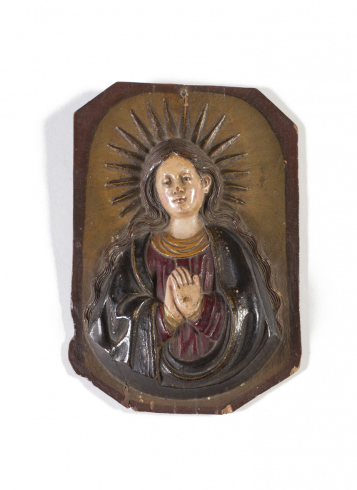 “Virgen”Tallada en medio relieve en madera policromada.Tr