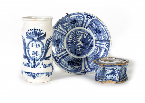 Plato de cerámica esmaltada en azul de cobalto de la serie 
