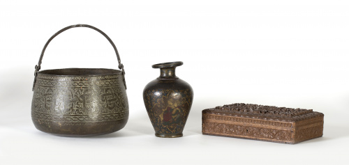 Acetre de bronce con decoración grabada, trabajo islámico, 