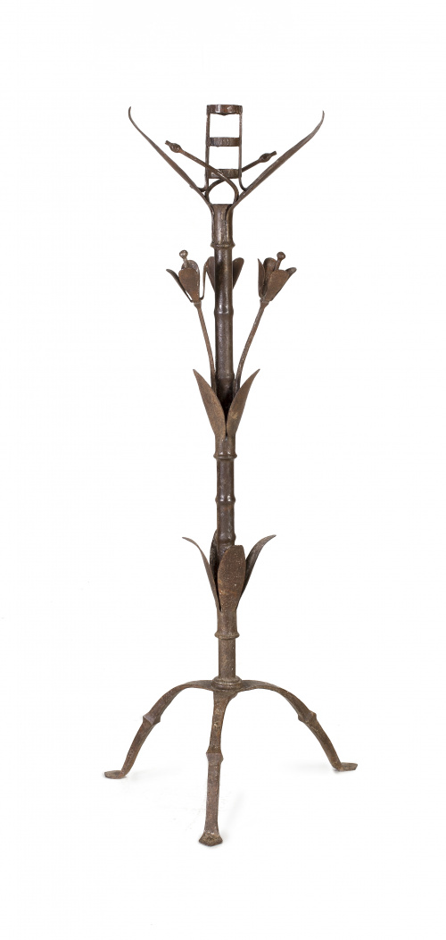 Hachero de hierro forjado, con forma de rama flores y pies 