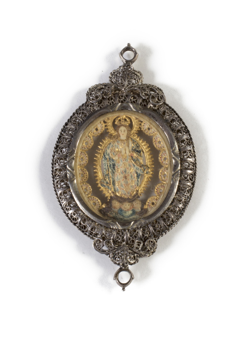 Medalla devocional de marfil policromado, con dos viriles, 