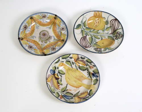 Tres platos de cerámica esmaltada.Manises, S. XIX