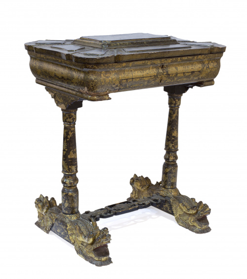 Costurero en madera lacada en negro y dorado. Trabajo chin