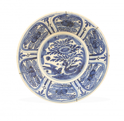 Plato de cerámica esmaltada en azul de la serie de los hele