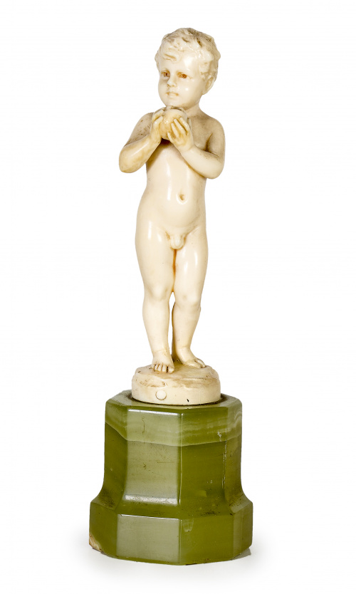 “Niño con manzana” Escultura en marfil tallado sobre pedest