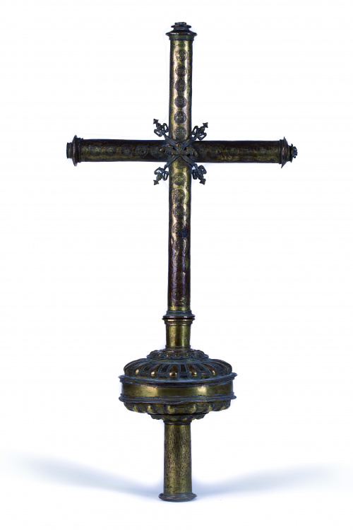 Cruz procesional de bronce de decoración grabada con flores